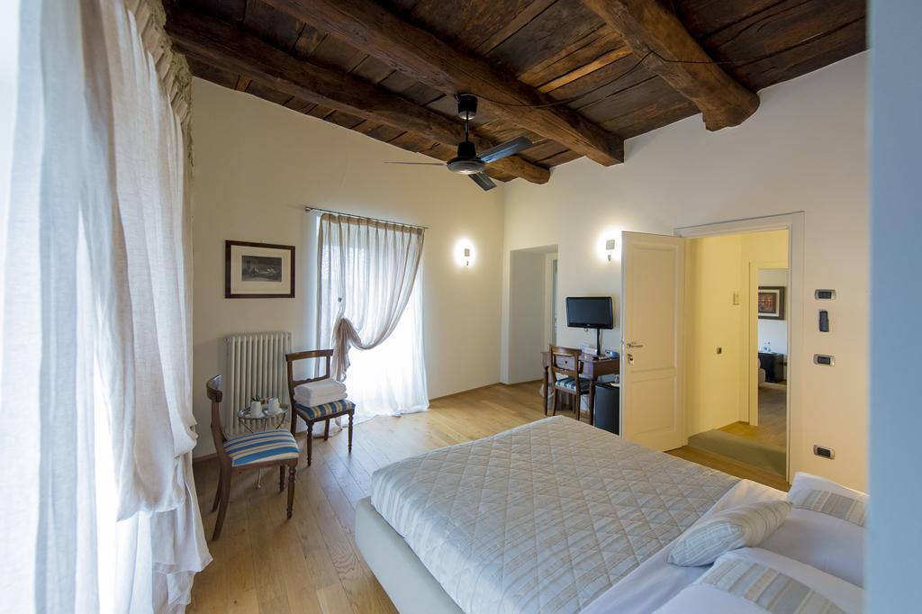 Relais Il Presidio Hotel Oggiono Ruang foto